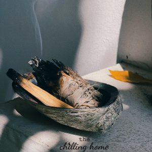 Thanh tẩy bằng khói (Smudging) là gì? Thực hiện thanh tẩy với xô thơm (Sage) và gỗ trắc xanh (Palo Santo)