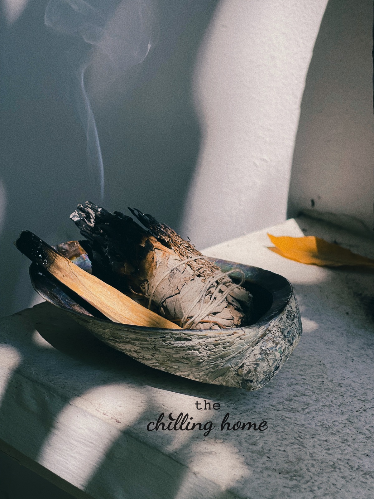 Thanh tẩy bằng khói (Smudging) là gì? Thực hiện thanh tẩy với xô thơm (Sage) và gỗ trắc xanh (Palo Santo)